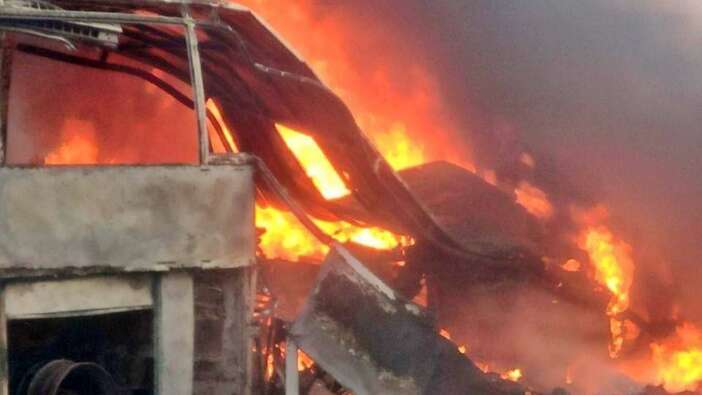 Akaryakıt tankeri, otobüs ve otomobil birbirine girdi: 16 ölü 6 yaralı