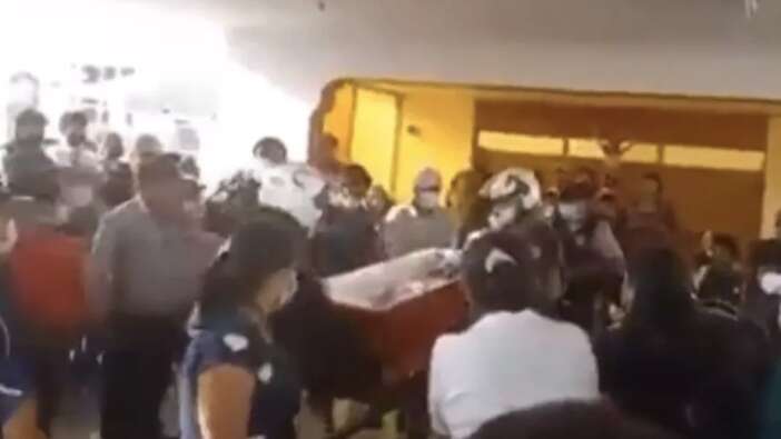 Cenazede herkesin yüreği ağzına geldi: Bir anda dirilip tabuta vurdu