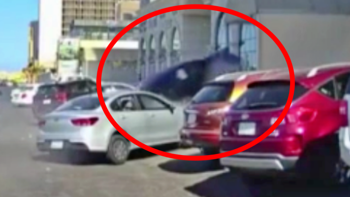 Otomobil kontrolden çıkarak 'binaya çarptı': 2 yaralı!