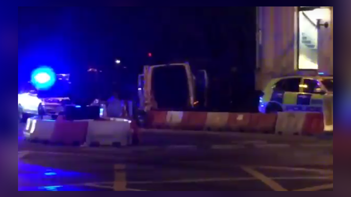 Londra'da terör alarmı! "3 kişi insanları umursamadan bıçakladı"/VİDEO