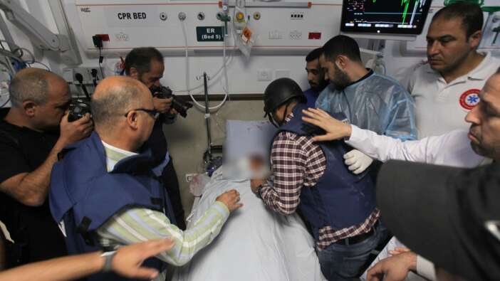 İsrail askerleri Al-Jazeera'nin kadın muhabiri Şirin Ebu Akile'yi öldürdü!
