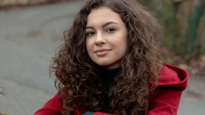 Su Burcu Yazgı Coşkun Dekoltesiyle Kardeşlerim İzleyicisine Sürprizlerin En Güzelini Yaptı!