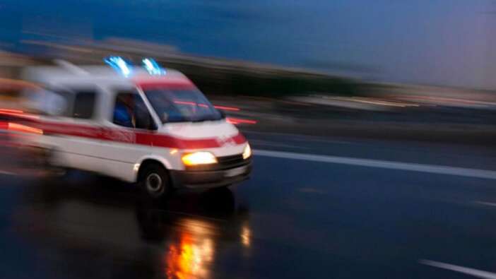 Hastalar doktor beklerken sağlıkçılardan skandal: Ambulansı otoparka çekip cinsel ilişkiye girdiler!