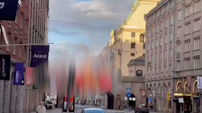 İsveç'in teröre desteğini kanıtlayan görüntü: Stockholm'ün en ünlü caddesine PKK paçavrası astılar