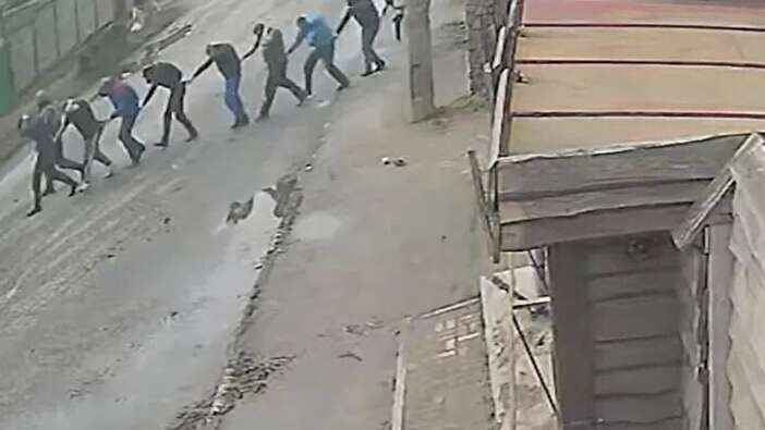 Dünyayı ayağa kaldıran görüntüler ortaya çıktı: Ukraynalı siviller infaza böyle götürüldü