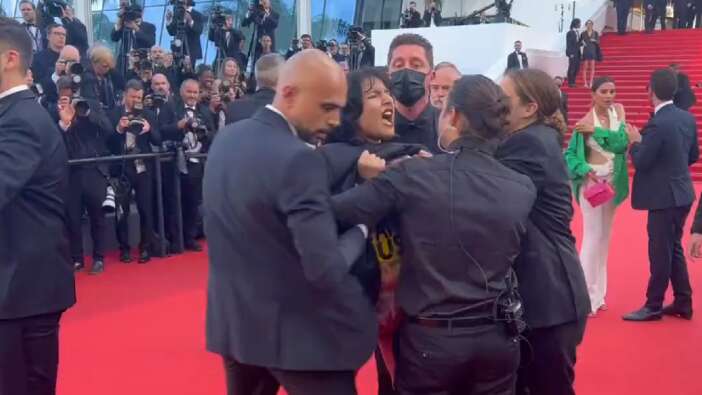 Cannes Festivali'nde çıplak protesto! Kırmızı halıyı bastı: Bize tecavüz etmeyin