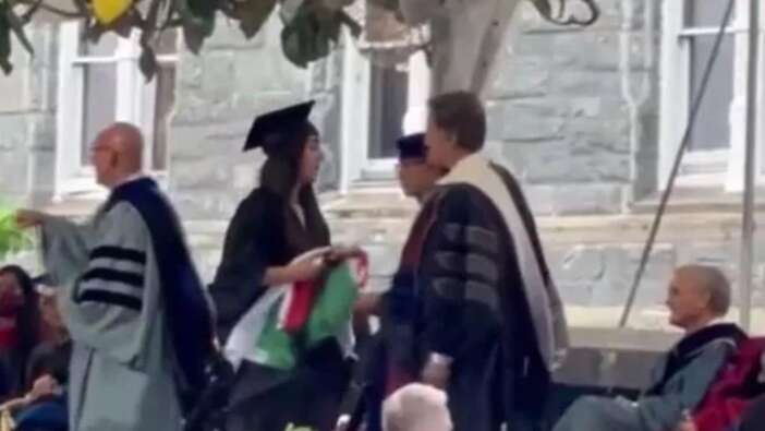 Filistinli öğrenci mezuniyet töreninde ABD Dışişleri Bakanı Antony Blinken'ın elini sıkmayı reddetti