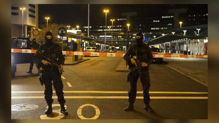 Hollanda'da terör alarmı! Bir otomobil yayaların arasına daldı...
