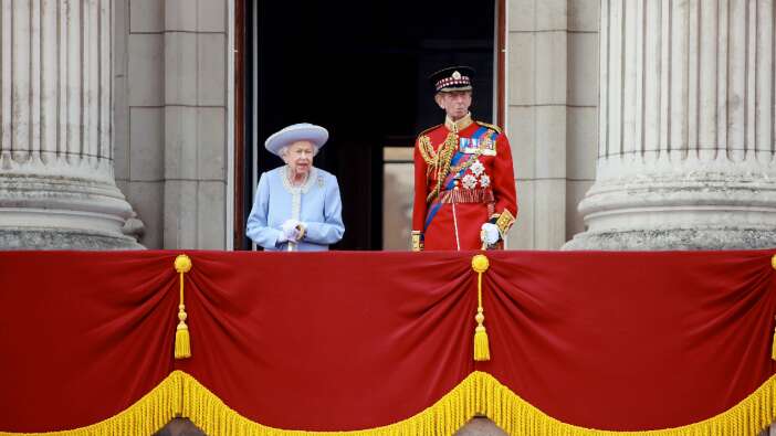 Geçit töreninde rahatsızlanan İngiltere Kraliçesi II Elizabeth, Şükran Günü ayinine katılamayacak