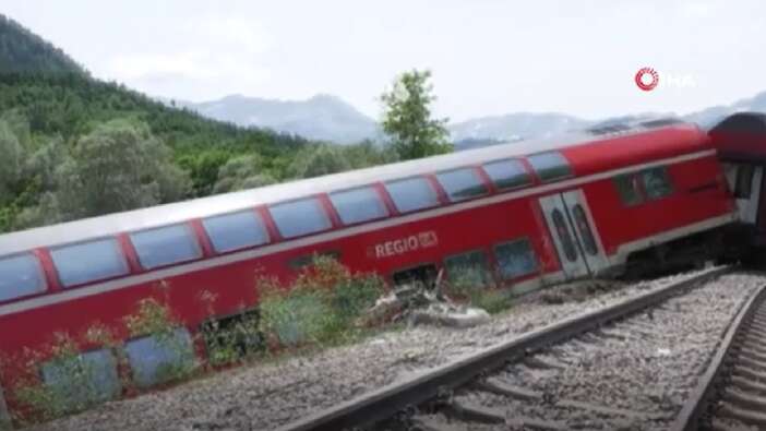 Almanya'da yolcu treni raydan çıktı: 3 ölü, 60 yaralı