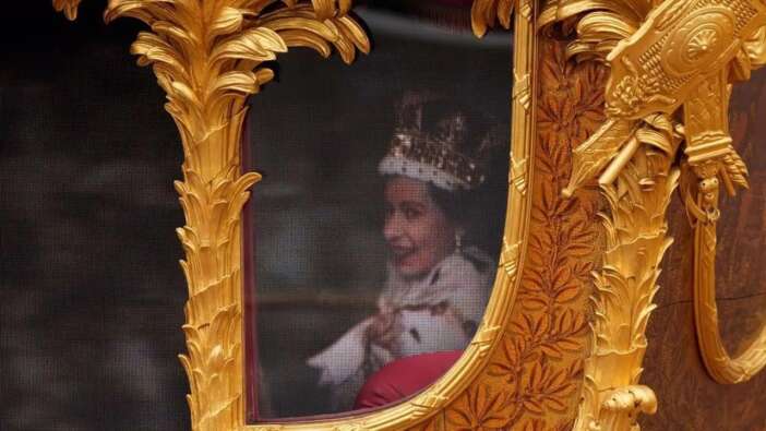 İngiltere Kraliyet Ailesi'nden ilginç çözüm! Kraliçe II. Elizabeth’in hologramı etkinliğe katıldı
