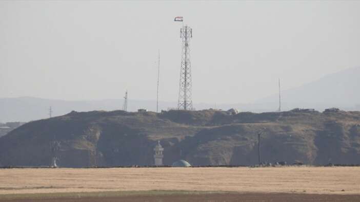 PKK/YPG'li teröristlerin son kamuflaj hamlesi ortaya çıktı: Esed rejimi bayrağını kullanıyorlar