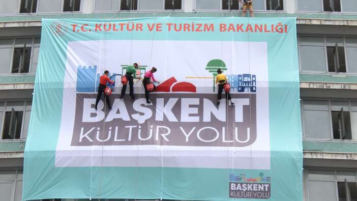 Yer çekimine meydan okudular! Metrelerce yükseklikte resimle dansı birleştirdiler