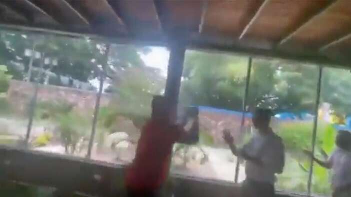 Venezuela'da muhalif lider Guaido'ya büyük şok: Yaka paça dışarı attılar