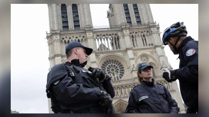Paris'in göbeğinde, Notre Dame Katedrali yakınlarında silah sesleri!