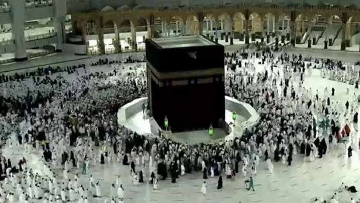Suudi Arabistan'dan Kabe kararı: Yüz sürmek yasaklandı, hacı adayları tepkili
