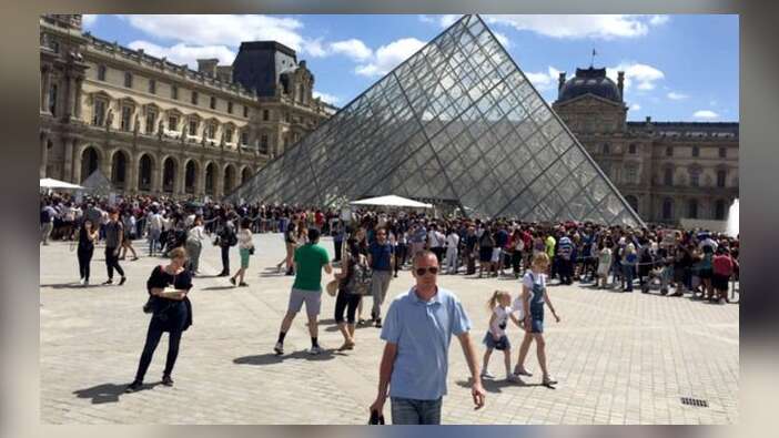 Paris'te büyük panik! Dünyaca ünlü Louvre Müzesi tahliye edildi...