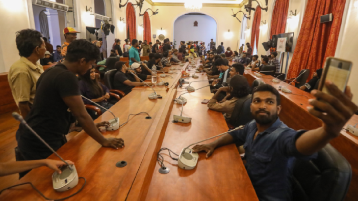 Sri Lanka’da protestocular başkanlık konutunu boşaltmıyor