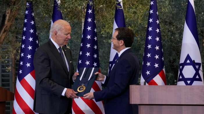 Biden, Orta Doğu ziyaretinin ilk durağı olan İsrail'de C.Başkanı Herzog ile bir araya geldi