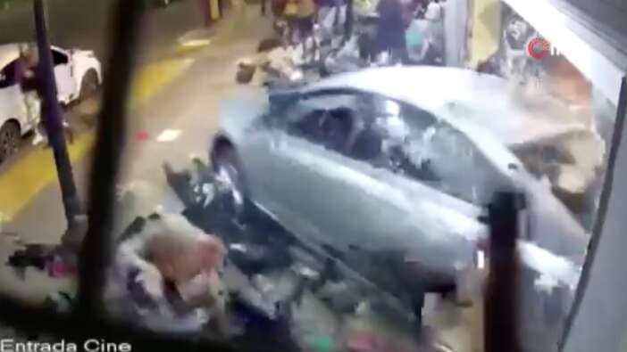 Tiyatro için sıra bekleyenlerin arasına araba daldı! Çok sayıda kişi yaralandı