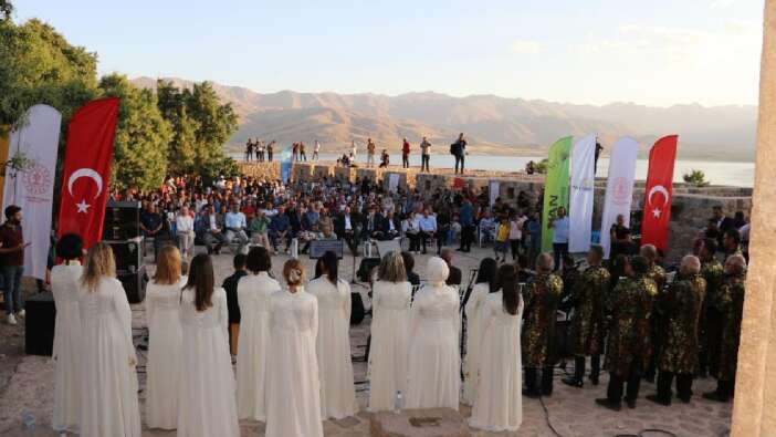 Akdamar Adası’nda çok dilli konser