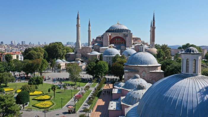 İbadete açılışının ikinci yıl dönümünde Ayasofya Camii'nde ziyaretçi yoğunluğu yaşanıyor