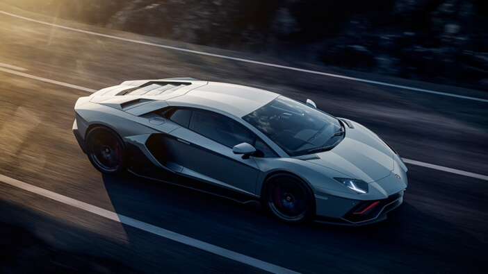 Görenler gözlerine inanamadı! Evin çatısından Lamborghini düştü