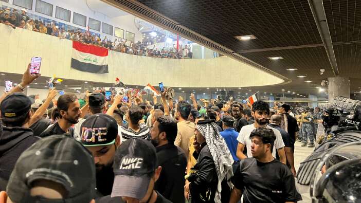 Irak’ta Sadr’ın destekçileri parlamentoyu bastı! Protestocular, Şii liderin çağrısı ile geri çekildi