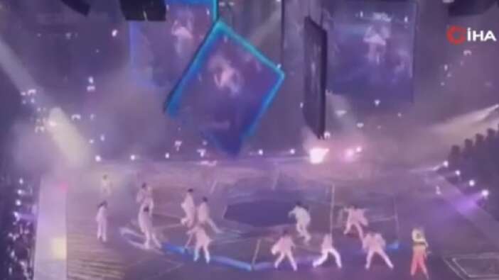 Konserde feci kaza! K-Pop grubunun performansı sırasında dev ekran dansçıların üzerine düştü