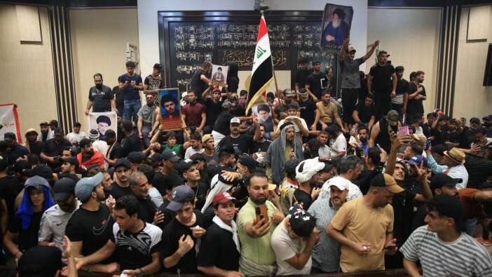 Irak'ta sular durulmuyor: Şii liderin destekçileri yine meclisi bastı! 60 kişi yaralandı...