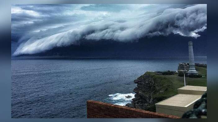 Tsunami 11 evi yuttu, 4 kişi kayıp!