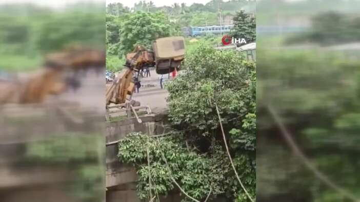 Nehre düşen kamyonu çıkarmaya çalışan vinç köprüden aşağı düştü