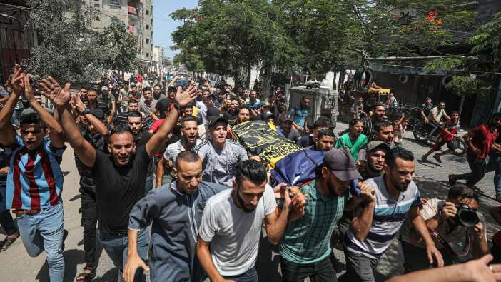 İsrail'in saldırılarında hayatını kaybeden Filistinliler toprağa verildi