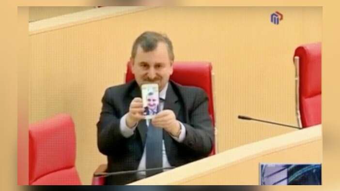 Gürcü politikacının "Selfie" ile imtihanı... / VİDEO