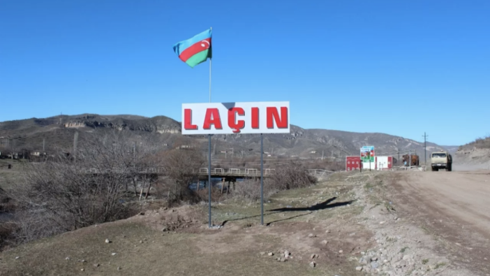 İlham Aliyev duyurdu: Azerbaycan ordusu Laçın'a girdi