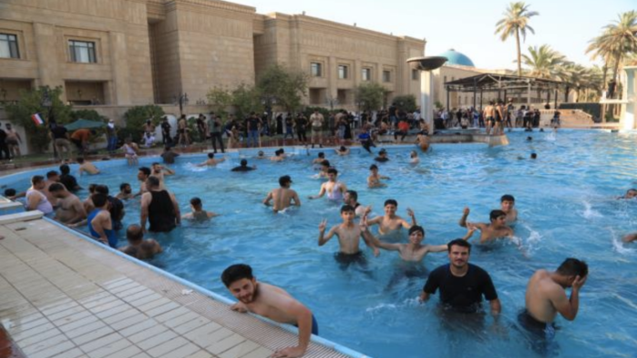 Irak'ta Sadr destekçileri hükümet sarayını basıp havuza girdi