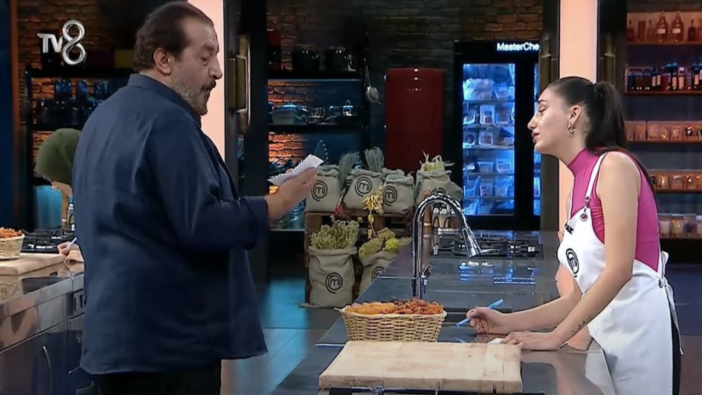 Masterchef'te gözyaşları sel oldu! Yarışmacı kopya çekerken yakalandı