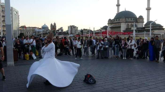 Taksim Meydanı’nda sema gösterisi büyük ilgi çekti