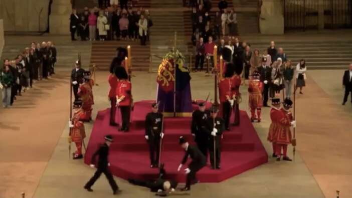 Kraliçe 2. Elizabeth'in cenaze töreninde yaşandı... Görenler ne yapacağını şaşırdı