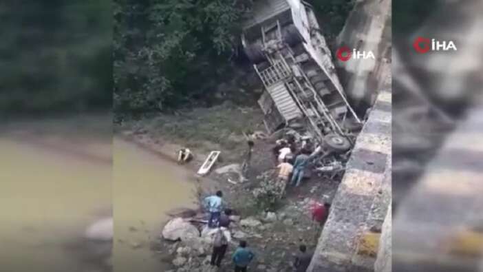 Hindistan'da otobüs nehre düştü: 7 ölü, 22 yaralı