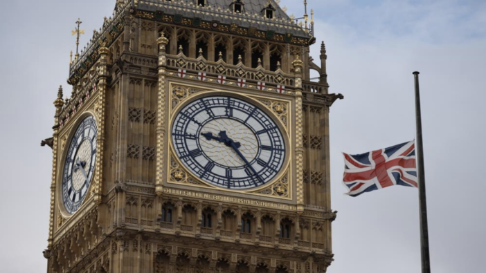 Kraliçe Elizabeth için yapılan saygı duruşu sırasında çanları çalmayan Big Ben’e soruşturma