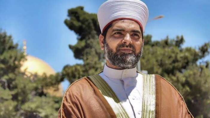 İsrail güçleri Şeyh Ömer el-Kisvani'nin evine baskın yaparak gözaltına aldı!