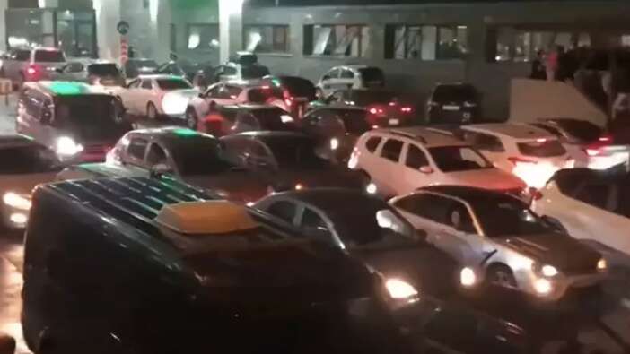 Seferberlik kararı sonrası Rusya karıştı: Sınırda araç trafiği kilitlendi