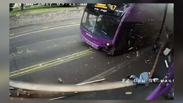 Otobüs çarptı, kalkıp yoluna devam etti/Video...
