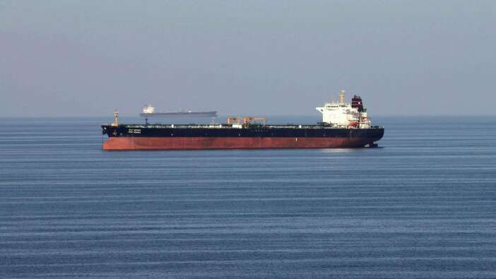 Rus petrolünün Yunanistan açıklarından Avrupa'ya gizlice sevki denizdeki takiple görüntülendi