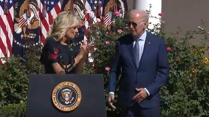 ABD Başkanı Biden, kürsüde yolunu şaşırdı