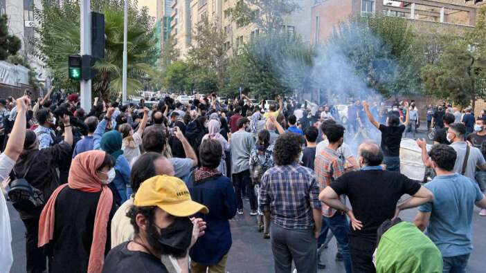 İran'da gösteriler yeniden başladı, polisin müdahalesi sert oldu!