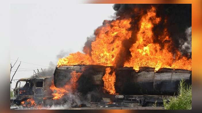 Pakistandaki tanker faciasında ölü sayısı 190'a yükseldi...
