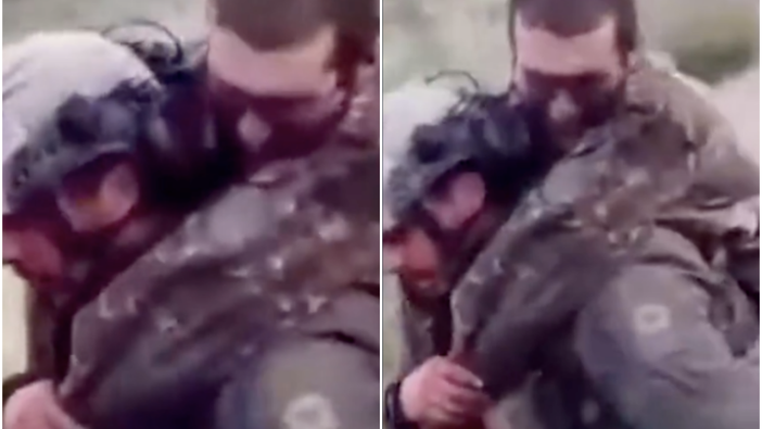 Azerbaycan askeri yaralı Ermeni askeri sırtında taşıdı