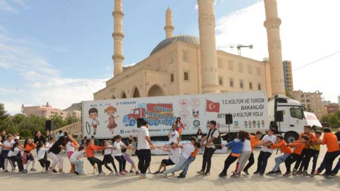 Mardinli çocuklar cami avlusunda doyasıya eğlendi